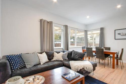 Marewa Casa | Bird and Fish - Napier Holiday Home