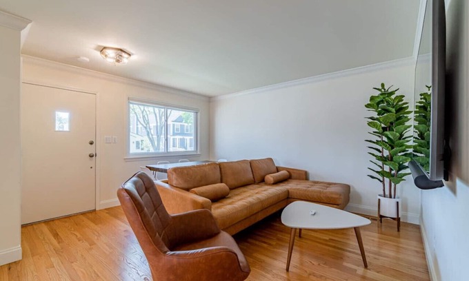 Birmingham Casa | Birdhouse Bham ★ 86" TV ★ Sonos Spkrs ★ Massage Chairs ★ Desk ★ Retro Arcade