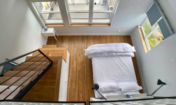 Green Lake Apartamento | Welcome to your own light-filled birdhouse perched above lovely Green Lake