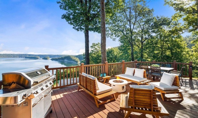 Rogers Casa | Birds Eye Retreat -10 acres on Beaver Lake-Hot Tub