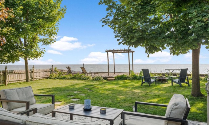 Leamington Apartamento | Birds Eye View on Erie w/Hot Tub