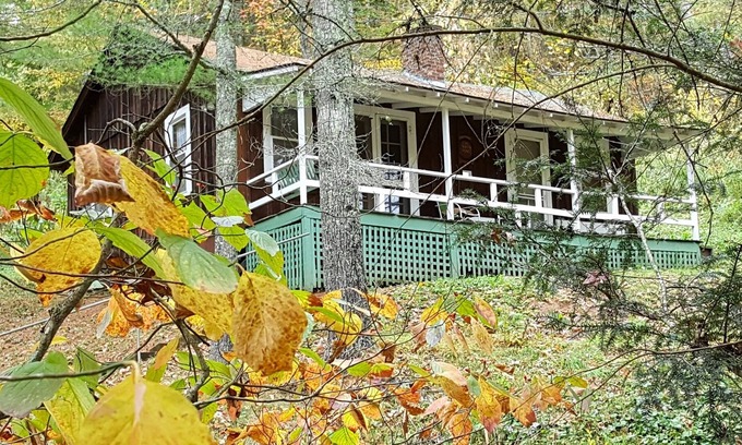 Crumpler Cabina | Birds Nest Cabin at historic Healing Springs