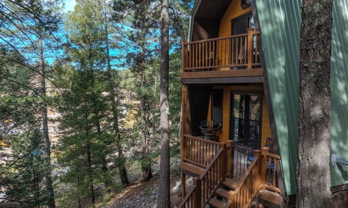 Cloudcroft Cabina | "Birds of a Feather" 2/2 Mountain Chalet, 2 miles to Cloudcroft, Pet Friendly
