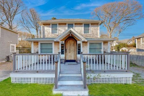 Oak Bluffs Casa | Birds of Paradise