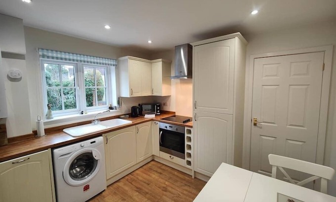 Twyford Casa | Birdsong Mansion sleeps 12 Twyford Winchester