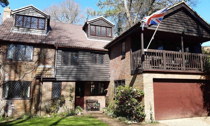 Grasby Casa | Birdsong at Dell View