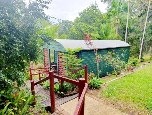 Palmwoods Chalet De Esquí | Birdsong Train Carriage Cabin with Outdoor Bath
