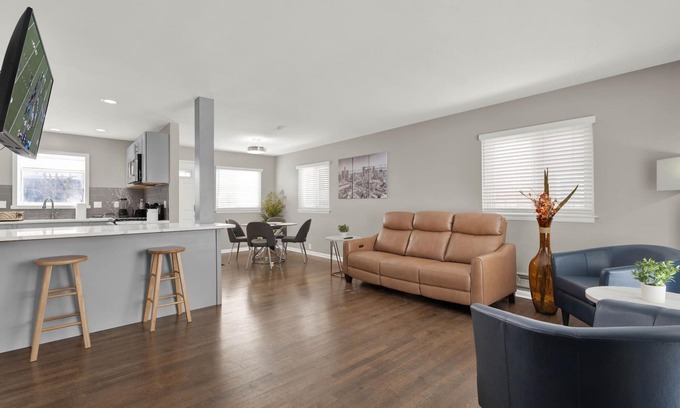 Birmingham Casa | Birmingham Retreat - Work & Play