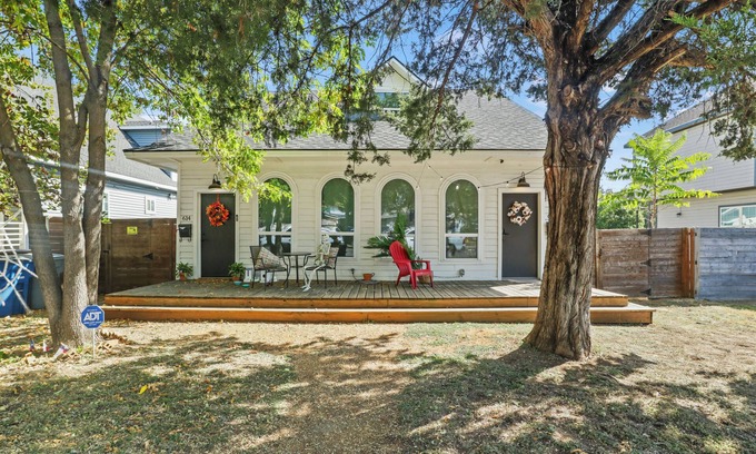 Kessler Casa | Bishop Arts Cinema House,BBQ, Projector, Popcorn machine