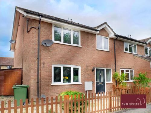Bisley Apartamento | Bisley - 2 Bedroom House - Front Garden and Parking
