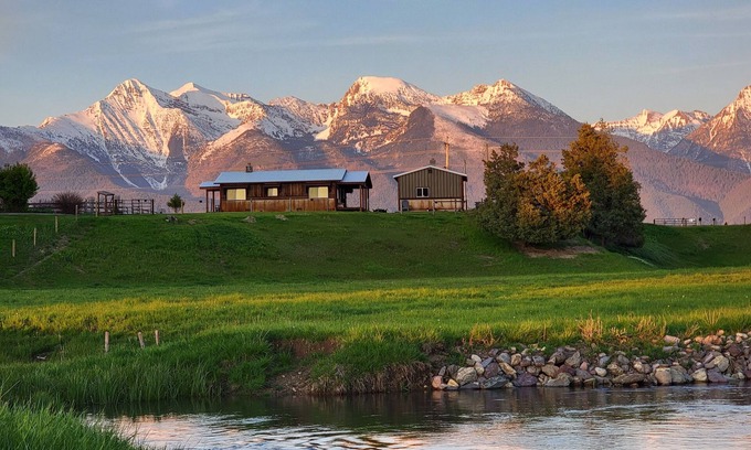 St. Ignatius Cabina | Bison Range 15 minutes away! Cozy Cabin w/Beautiful Creek & Mtn Views!