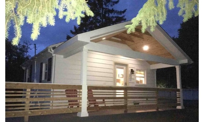 Brighton Casa | Bitty Brighton Bungalow - cozy home downtown.