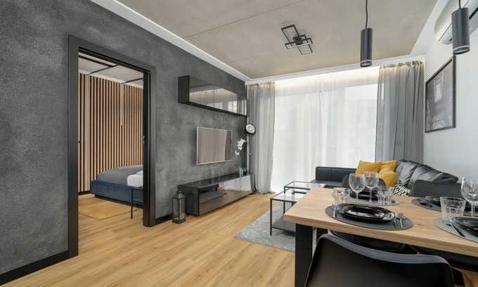 Nowe Miasto Apartamento | Black and Green Apartment by Renters