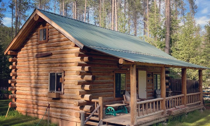 Coram Cabina | Black Bear Cabin A rustic cabin 10 minutes away from Glacier National Park!