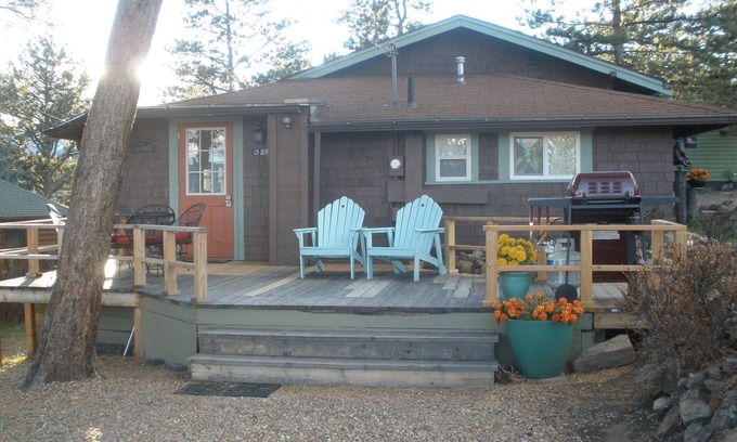 Estes Park Cabina | Black Bear Cottage - Acogedora cabaña de 1921 en el distrito histórico sobre el centro de Estes