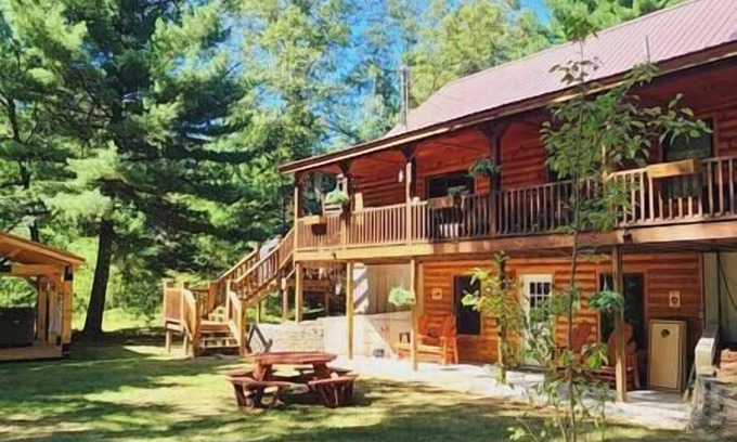 Chase Cabina | Black Bear Retreat-Hot Tub, Pet Friendly, Game Room