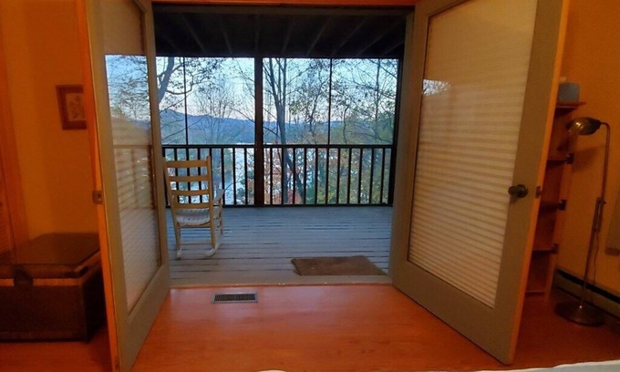 Robbinsville Casa | Black Bear Roost on Lake Santeetlah & near 'Tail of the Dragon'