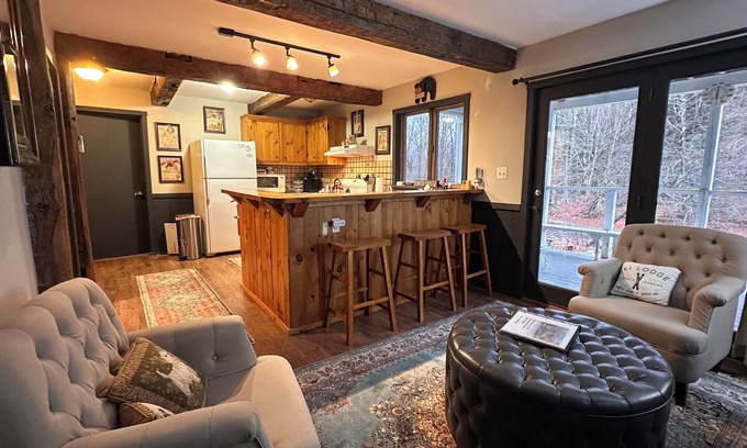 Montgomery Center Cama Y Desayuno | Black Bear Suite - Amazing 2BR suite with deck overlooking the Trout River & only 7 minutes to Jay Peak Resort. With Breakfast Included!