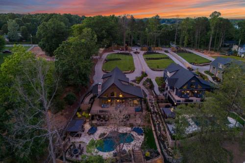 Lake Norman of Catawba Casa | Black Bear Blue Heron by AvantStay 2 Lakefront Homes Sleeps 43 Pool Dock Theater