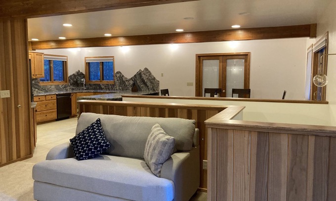 Black Butte Ranch Casa | Black Butte Style & Comfort Close to Glaze Meadow Rec Center-4 bedrooms + loft