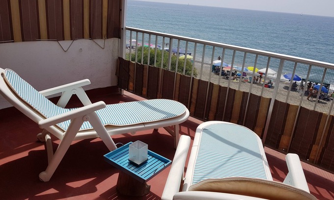 Algarrobo Casa | Black Cat House casa a pie de playa con gran terraza y vistas al mar.