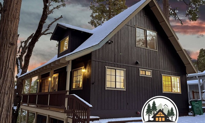 Mi-Wuk Village Casa | Black Cedar Retreat-Modern Cabin A/C Fast Wi-Fi Gaming Bunkroom