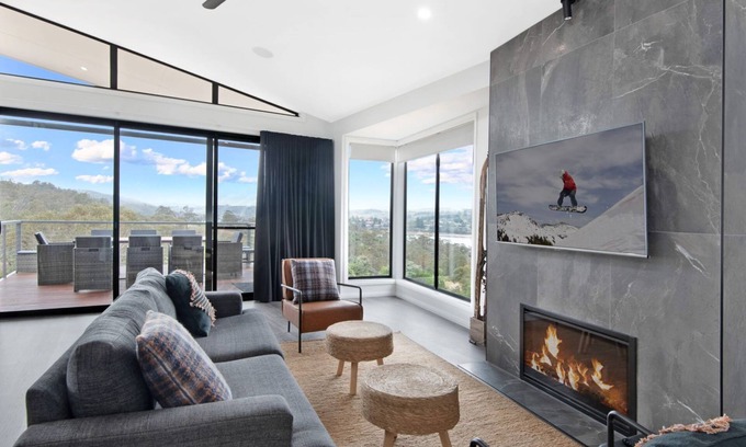 East Jindabyne Casa | Black Diamond Retreat - Luxury 3BR Home l Lake Views l Fire Pit l WiFi l Bath
