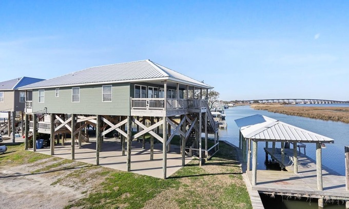 Lake Catherine Casa | Black Dog Lodge & Fishing Charter- Waterfront!