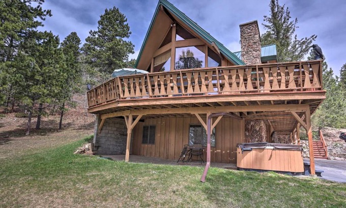 Lead Casa | Black Hills Hideaway with Wraparound Deck and Hot Tub!