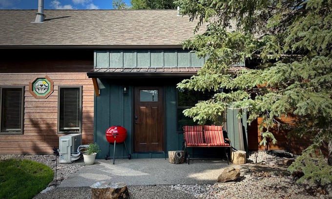 Hill City Cabina | Black Hills Home Cabins—CHOKECHERRY HIDEOUT—in Hill City, Mickelson Trail, Grill