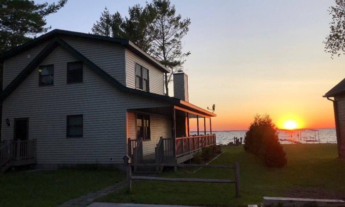 Onaway Casa | Black Lake Sunset Waterfront Home - 78 'playa privada de arena en el prestine Black Lake