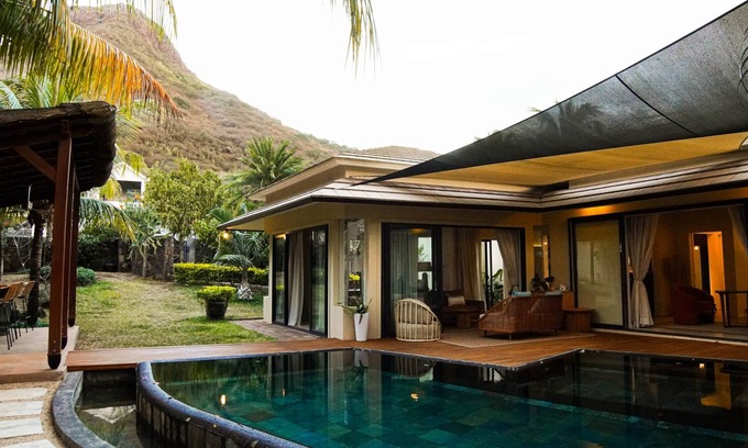 La Mivoie Casa | Black River Boho-Chic Villa Pool & Workspace