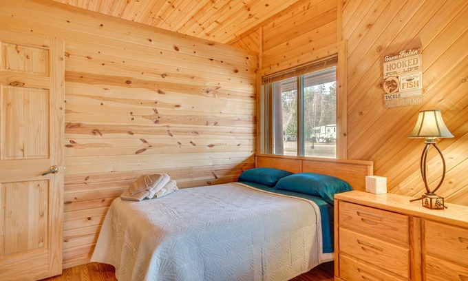 Neillsville Cabina | Black River Log Cabin: Fish, Swim + Unwind!