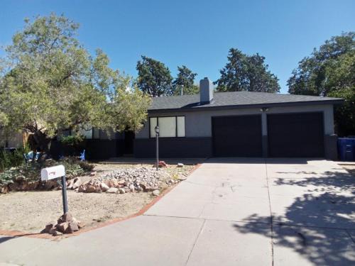 Northeast Heights Casa | Black Roof