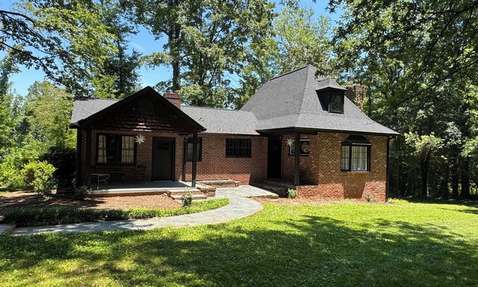 Winston - Salem Casa | Black Rose: A uniquely charming vintage 3 bedroom home