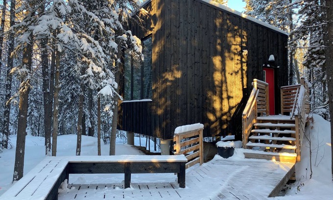 Whitehorse Cabina | Black Spruce - Red Door