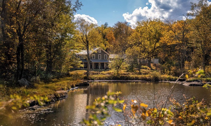 Highland Casa | Black Walnut Tree Farm: Farmhouse on 50 Acres