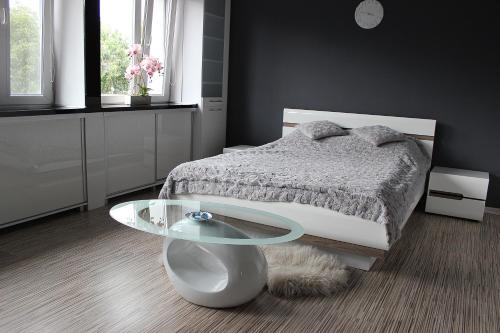 Raciborz Apartamento | Black & White