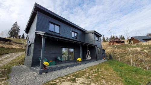 Marisel Casa | Black Wood Cabin