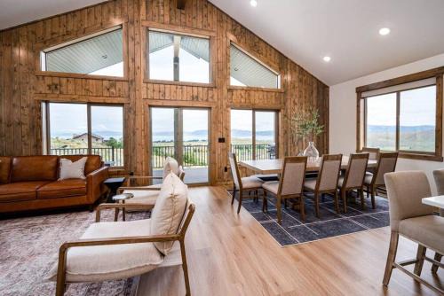 Sweetwater Casa | BlackBeary Cabin on Bear Lake with Private Hot Tub