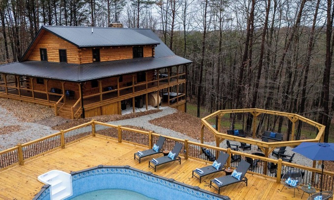 Logan Cabina | Blackburn Chalet! Pickelball Ct~Pool~Hot Tub~Sauna~Cold Plunge~Pet Friendly!