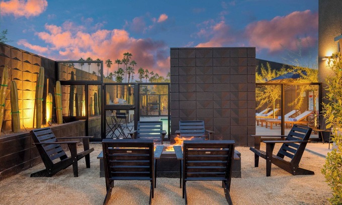 Downtown Palm Springs Apartamento | Blackhaus B : 4 Bedroom Suite by Avantstay 4-rooms