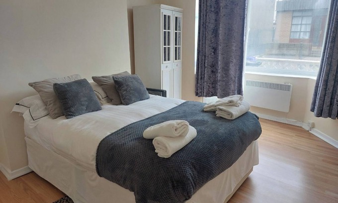 South Shore Apartamento | Blackpool - 1-bed Apartment - Sleeps 3 - Pets Allowed Smoking There is a Small Garden