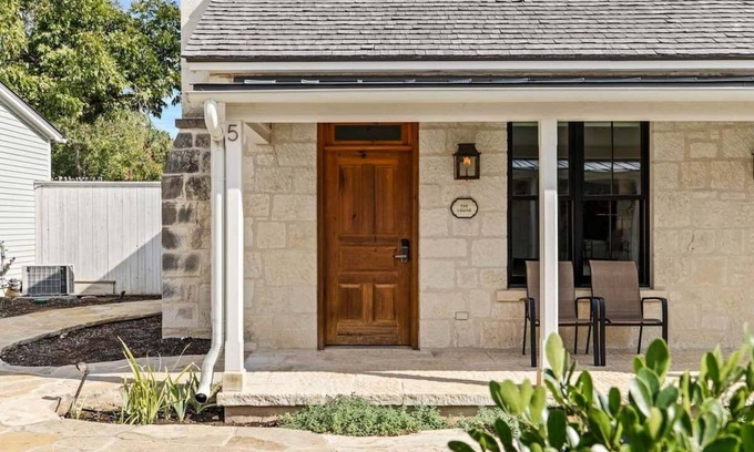 Fredericksburg Cabina | Blacksmith Quarters: The Louise|DT|Hot Tub