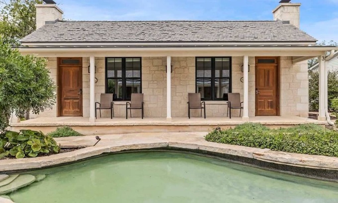Fredericksburg Cabina | Blacksmith Quarters: The Octavia|1 Bd|Hot Tub