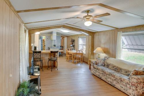 Maryneal Casa | Blackwell Home with Enclosed Porch Steps to Water!