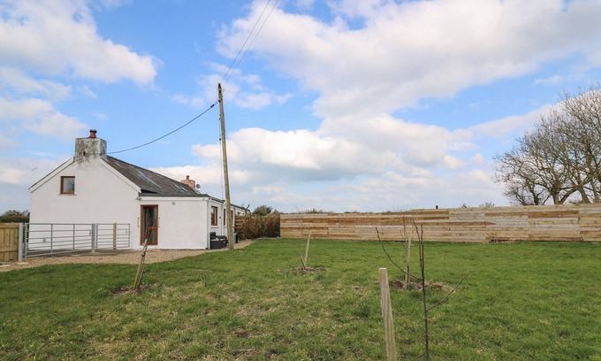 Llanllwchaiarn Cabaña | BLAENFERWIG, pet friendly, with open fire in New Quay