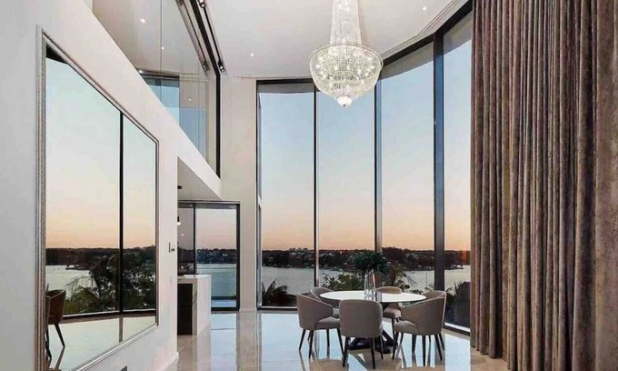 Blakehurst Otro | Blakehurst · SYD Luxury cheerful water view holiday house