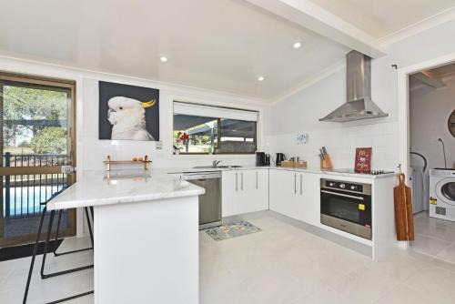 Pokolbin Casa | Blaxlands Kangaroo Homestead with Hot Tub walk to Concerts and Wineries