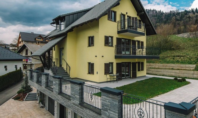 Zasip Apartamento | Bled Prestigious and Stylish Apartments - Classic One Bedroom Apartment with Balcony